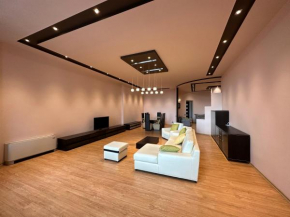 Teryan street, 4 bedrooms Luxury and Grande apartment with Spacious balcony TT606